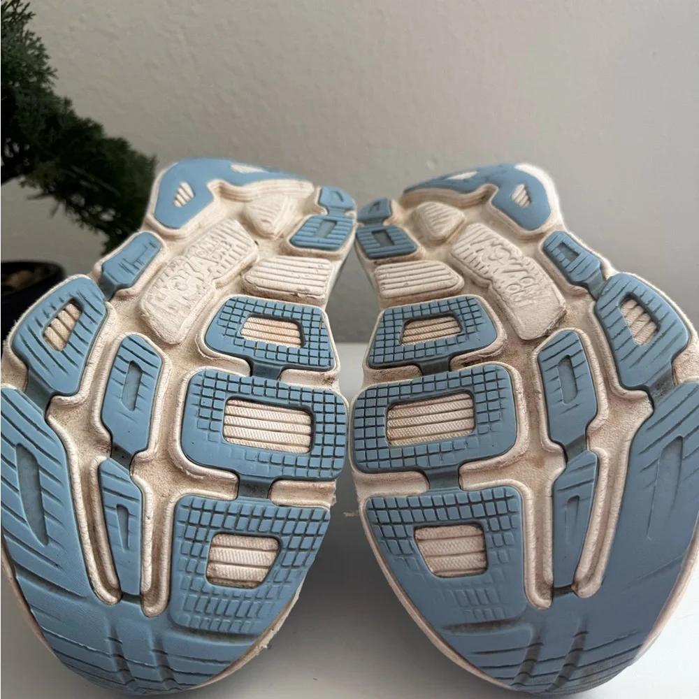 Hoka bondi 7 Women's Pale Blue Cushioned Running Shoes
Size 8.5 - Picture 9 of 10